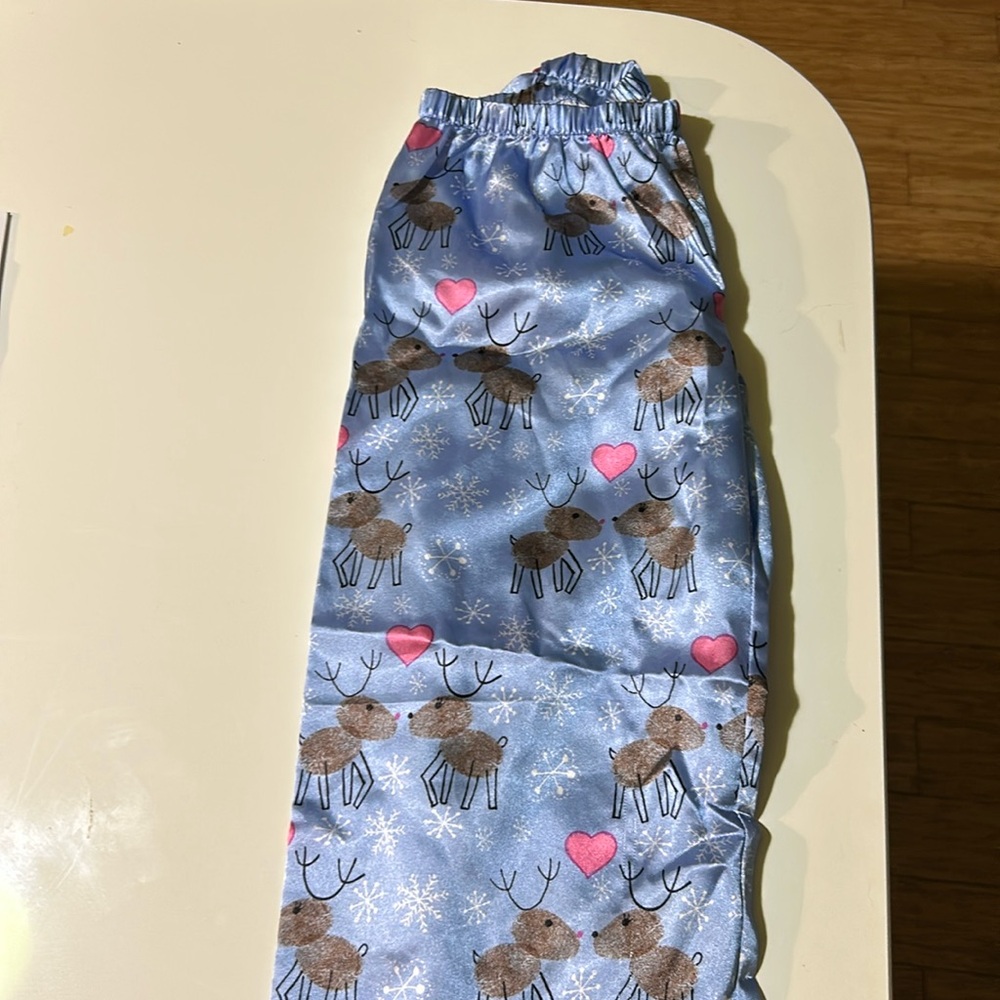 Adorable American Girl pajama bottoms. Size 6-7. Excellent condition.
